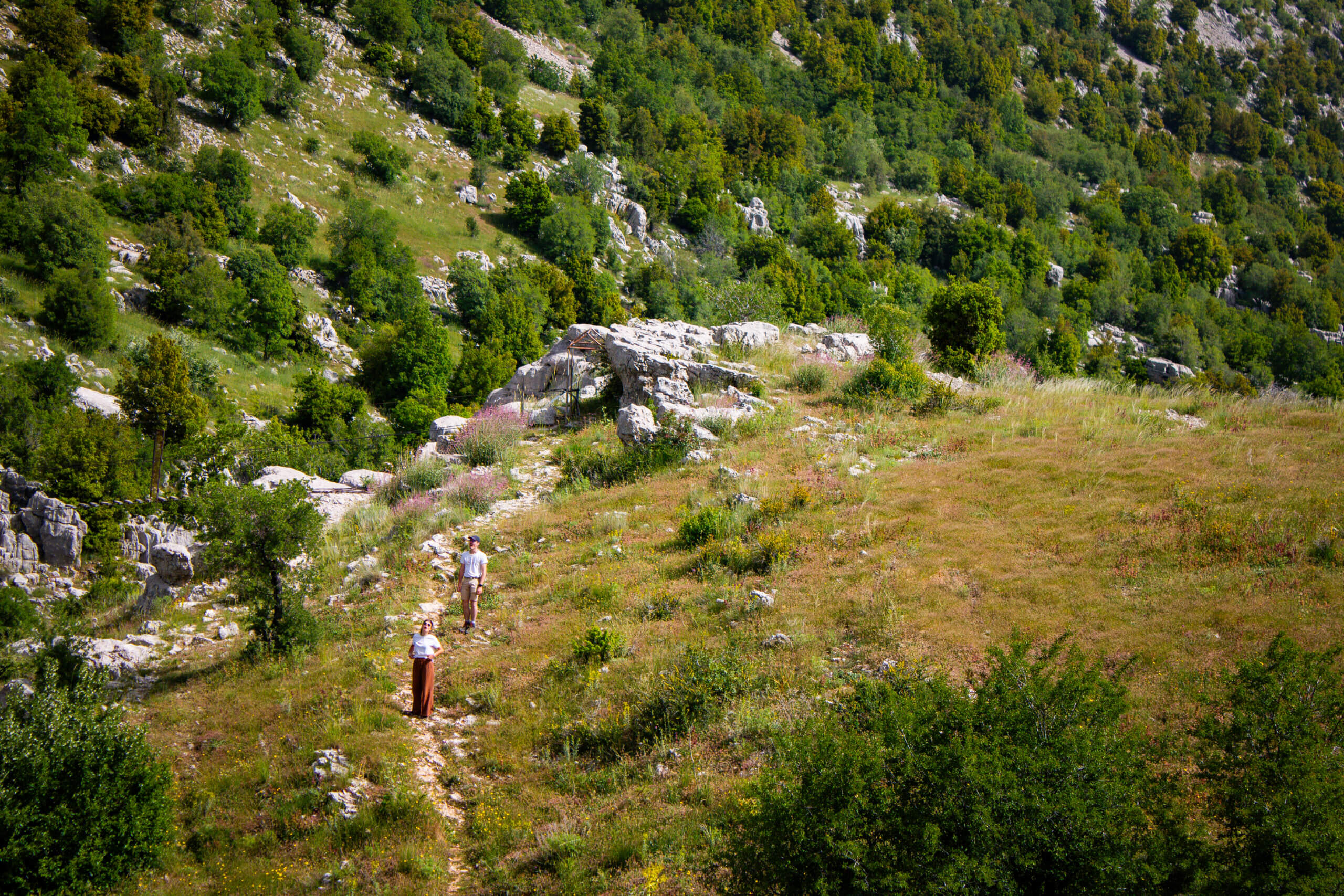 sos-chretiens-orient-liban-volontaires-pelerinage-pentecote-notre-dame-de-chretiente-qadisha-scaled.jpg