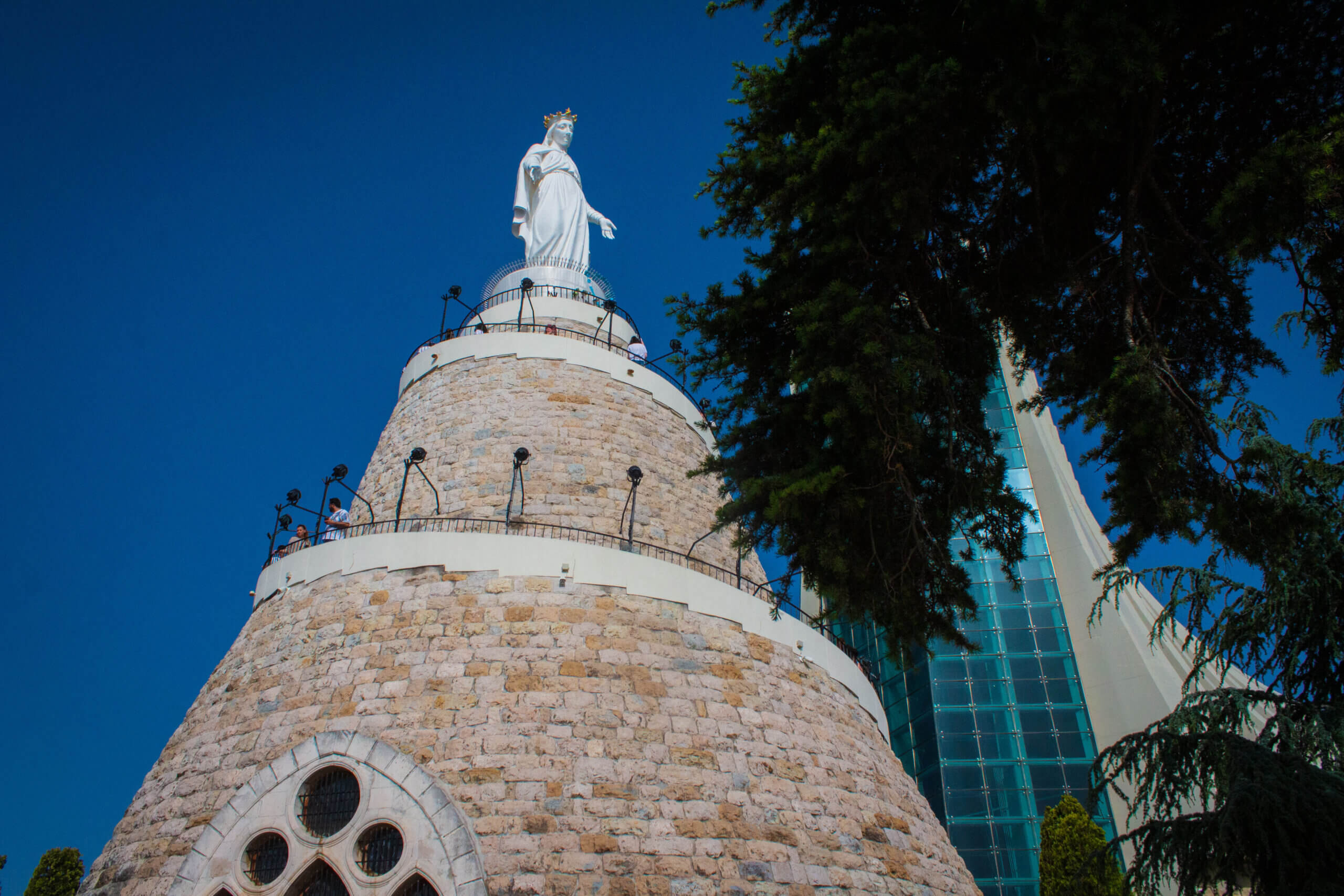 sos-chretiens-orient-liban-volontaires-pelerinage-pentecote-notre-dame-de-chretiente-sanctuaire-marial-harissa-scaled.jpg